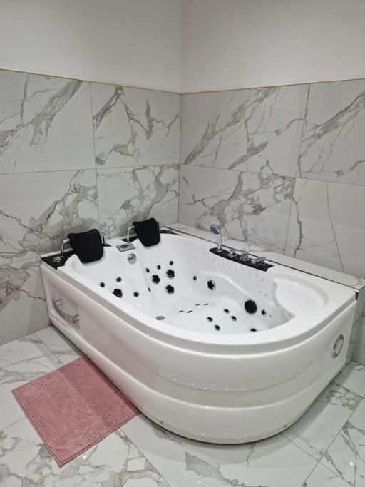 Maison Chic Avec Jacuzzi Nogent Sur Oise Yaospa60 エクステリア 写真