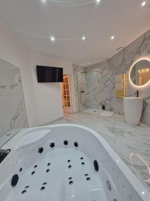 Maison Chic Avec Jacuzzi Nogent Sur Oise Yaospa60 エクステリア 写真